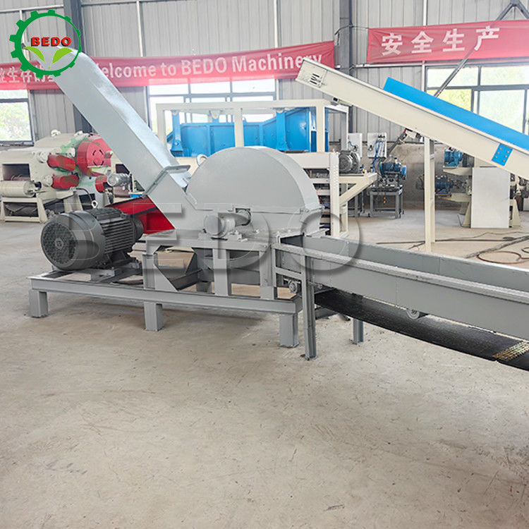 37KW électrique 6pcs lames machine à déchiqueter le bois 4m convoyeur d'alimentation type tambour déchiqueteur