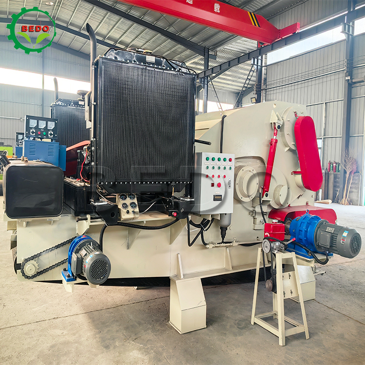 Convecteur hydraulique à moteur d'alimentation à moteur diesel machine à déchiqueter le bois certifiée CE déchiqueteur de type tambour industriel