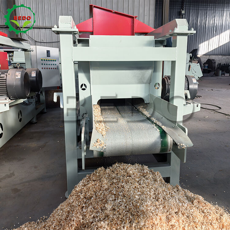 Raboteuse et machine à copeaux de bois automatique robuste 380V réglable 1-10 mm pour le traitement du bois