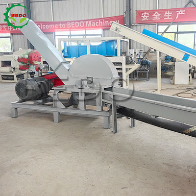 37KW électrique 6pcs lames machine à déchiqueter le bois 4m convoyeur d'alimentation type tambour déchiqueteur