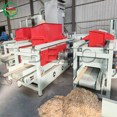 Machine à éplucher le bois 200 pièces Lames 4kw convoyeur 500x1000mm Taille d'alimentation Equipement de traitement